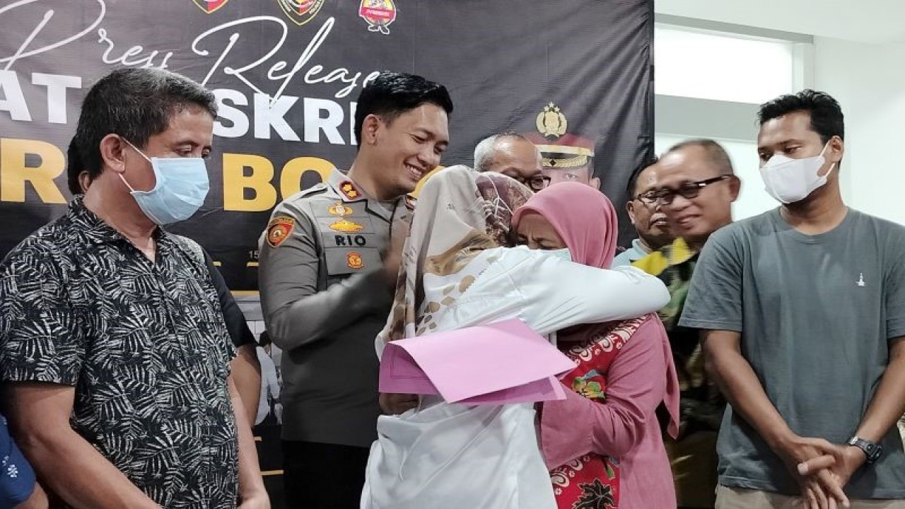 Arsip Foto - Dua ibu yang bayinya tertukar berpelukan seusai mediasi di Markas Polres Bogor di Cibinong, Kabupaten Bogor, Provinsi Jawa Barat, Jumat (25/8/2023). (ANTARA/M Fikri Setiawan)