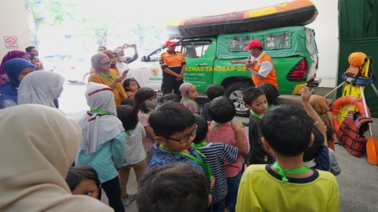 Anak-anak keluarga muzaki (pemberi manfaat) saat diperkenalkan soal pengelolaan zakat yang dikelola oleh Baznas RI. (ANTARA/HO-BAZNAS RI)