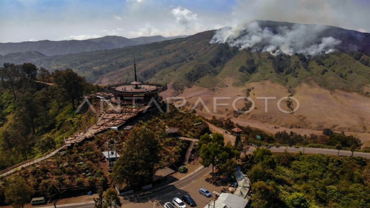 Api membakar hutan dan lahan kawasan Gunung Bromo terlihat di Pos Jemplang, Malang, Jawa Timur, Sabtu (9/9/2023). ANTARA FOTO/Muhammad Mada/Spt.