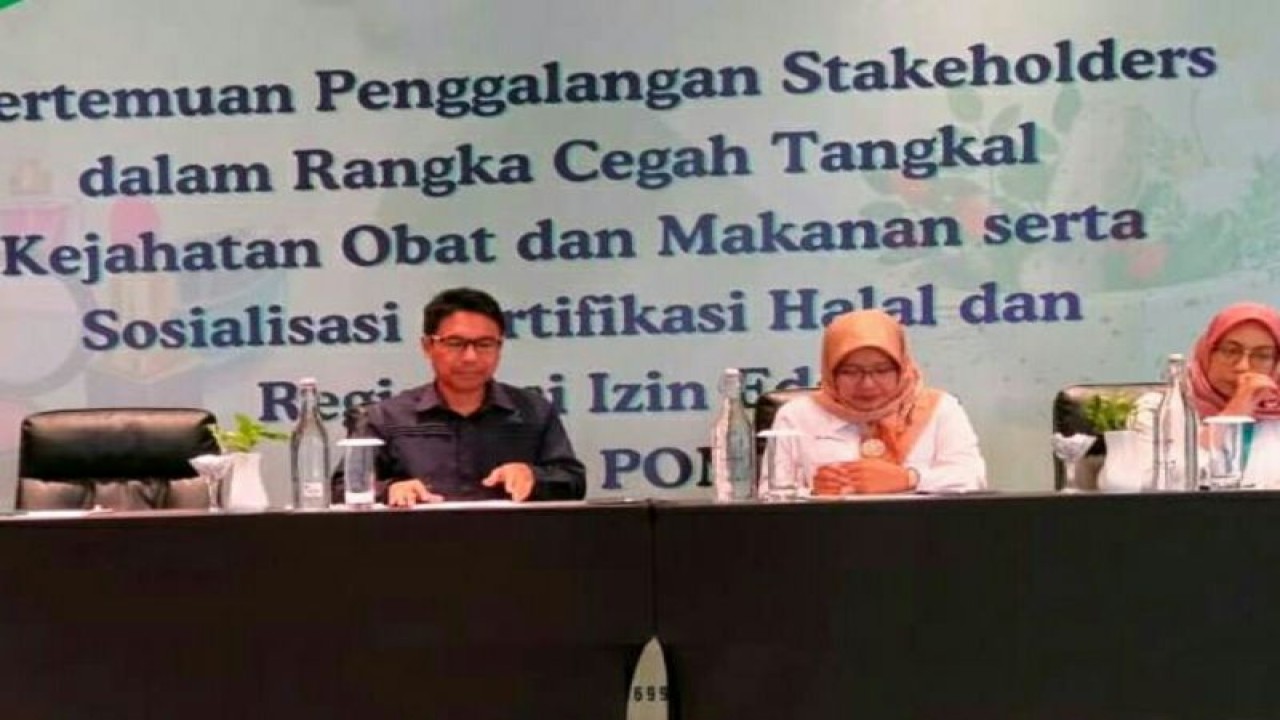 Kepala BBPOM Samarinda Sem Lapik (kiri) bersama narasumber saat "Pertemuan Penggalangan Stakeholder untuk Cegah Tangkal Kejahatan Obat dan Makanan, Sosialisasi Sertifikasi Halal dan Sosialisasi Registrasi Izin Edar Badan POM bagi UMKM se- Kota Samarinda" di Samarinda, Kalimantan Timur, Senin (18/9/2023). ANTARA/HO-MUI Samarinda
