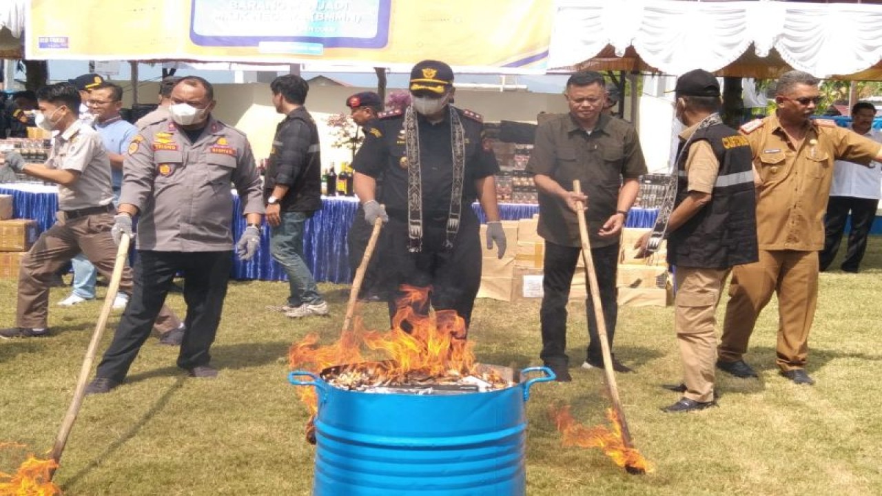 Kantor Pelayanan dan Pengawasan Bea Cukai Pantoloan, Palu, Sulawesi Tengah, memusnahkan barang milik negara berupa 358.050 batang rokok ilegal di halaman KPPBC Pantoloan, Palu, Selasa (5/9/2023). ANTARA/HO-Inul