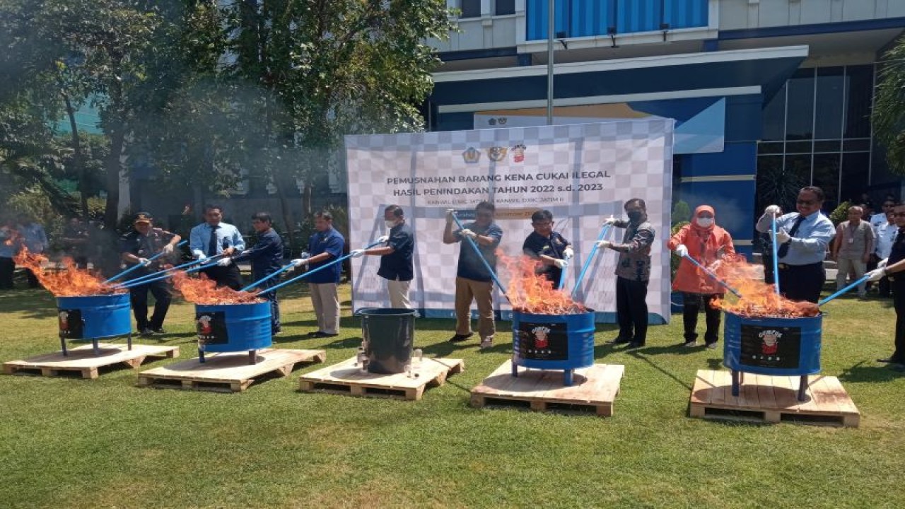 Direktorat Jenderal Bea dan Cukai (DJBC) melakukan pemusnahan Barang Kena Cukai (BKC) hasil penindakan yang telah berstatus menjadi Barang Menjadi Milik Negara (BMMN) di Kanwil DJBC Jatim I, Sidoarjo, Jawa Timur. (Antara/ Muhammad Heriyanto)