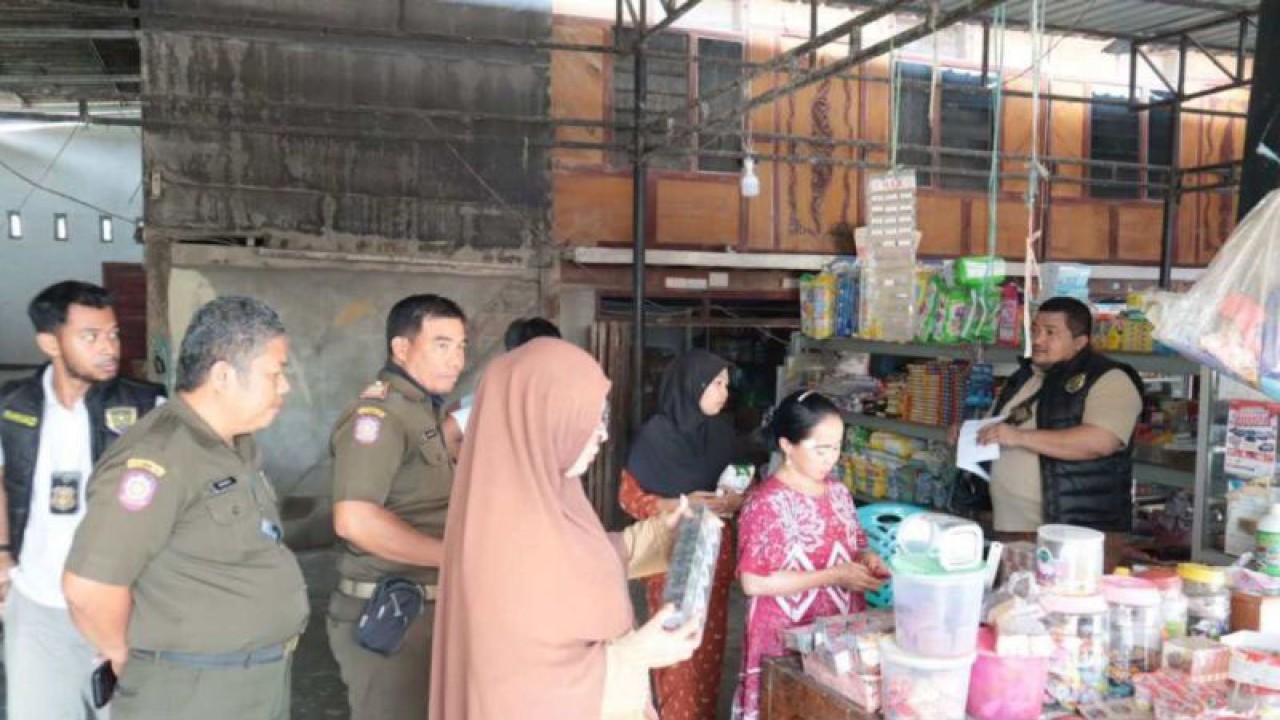 Petugas Bea Cukai Malili bersama Pemkab Luwu Utara melakukan sosialisasi saat Operasi Gempur Rokok Ilegal di Lutra, Jumat (29/9/2023). ANTARA/HO/Pemkab Lutra