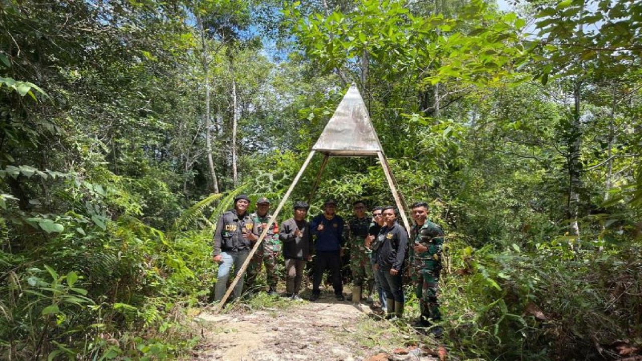 Petugas Bea Cukai Nanga Badau bersama prajurit Satgas Pamtas Yonarmed 10/Bradjamusti melaksanakan patroli pengawasan keluar masuk barang ilegal di batas Indonesia-Malaysia di wilayah Kabupaten Kapuas Hulu, Kalimantan Barat. (ANTARA/HO-Humas Bea Cukai Nanga Badau)