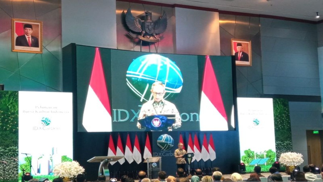 Ketua Dewan Komisioner Otoritas Jasa Keuangan (OJK) Mahendra SIregar dalam peluncuran Bursa Karbon Indonesia atau IDXCarbon di Main Hall Bursa Efek Indonesia (BEI), Jakarta, Selasa (26/9/2023). ANTARA/Muhammad Heriyanto