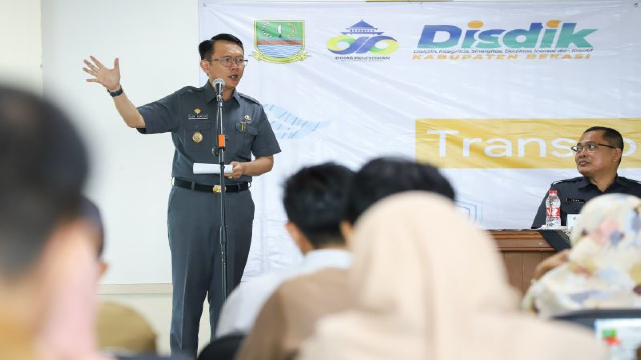 Penjabat Bupati Bekasi Dani Ramdan membuka program percepatan digitalisasi sekolah berkolaborasi dengan Google Indonesia di Aula Gedung Diskominfosantik, kompleks perkantoran Pemkab Bekasi, Selasa (5/9/2023). ANTARA/Pradita Kurniawan Syah