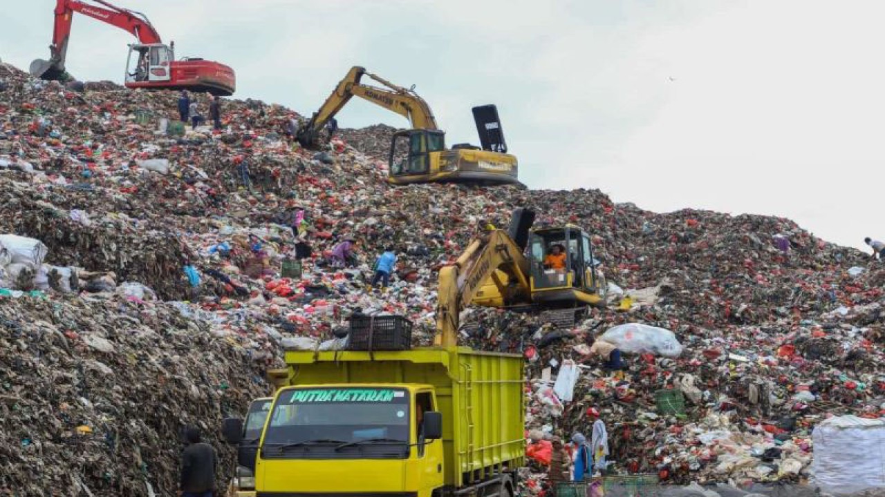 Aktivitas olah sampah tempat pembuangan akhir milik Pemerintah Kabupaten Bekasi, Jawa Barat di Desa Burangkeng, Kecamatan Setu. (ANTARA/Pradita Kurniawan Syah).