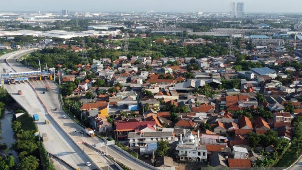 Foto udara kawasan permukiman di tengah pembangunan infrastruktur fisik wilayah Kabupaten Bekasi, Jawa Barat. ANTARA/Pradita Kurniawan Syah