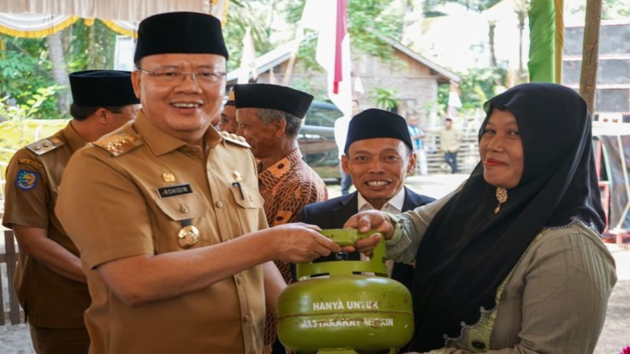Gubernur Bengkulu Rohidin Mersyah menyerahkan bantuan berupa elpiji bersubsidi 3 kilogram bagi warga yang membutuhkan, di Bengkulu, Senin. (25/9/2023). (ANTARA/HO-Media Center Provinsi Bengkulu)