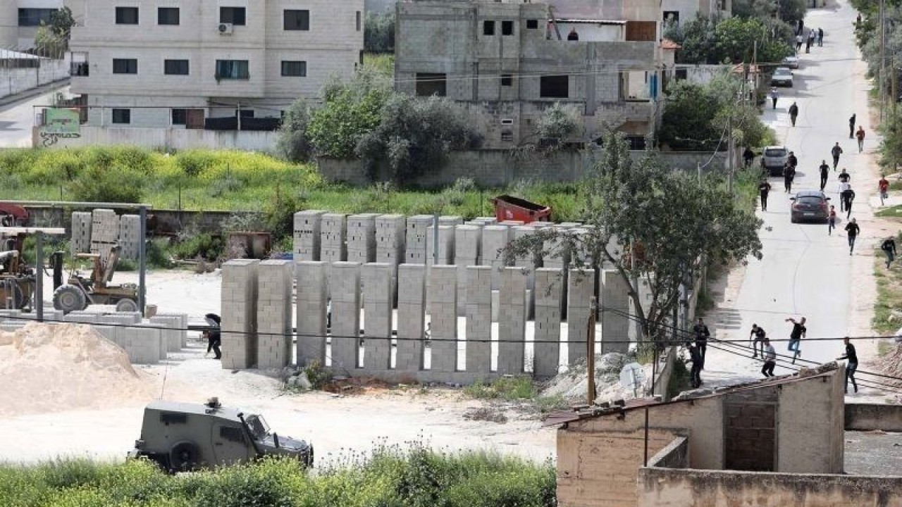 Arsip foto - Para pengunjuk rasa melempari kendaraan militer Israel dengan batu setelah pasukan Israel menyerbu kamp pengungsi Jenin di Kota Jenin, Tepi Barat, (9/4/2022). (ANTARA FOTO/Xinhua/Ayman Nobani/aww)