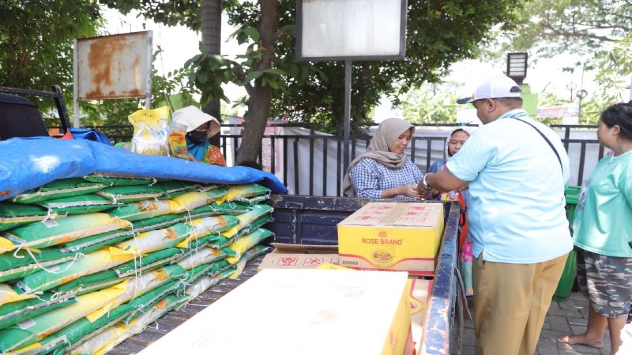 Penjualan beras murah yang digelar oleh Dinas Ketahanan Pangan bekerjasama dengan Bulog di 39 Kelurahan dari 13 kecamatan. HO/DKP Kota Tangerang
