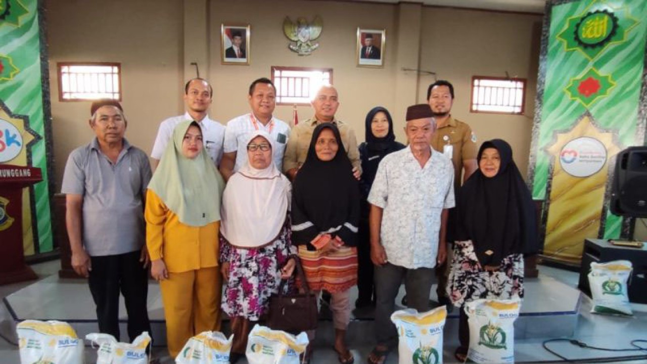 Wali Kota Pangkalpinang, Provinsi Babel, Maulan Aklil (belakang tengah berpakaian dinas) saat menyerahkan bantuan beras kepada warga kurang mampu di Pangkalpinang, Senin (18/9/2023). (FOTO ANTARA/HO-Aprionis)