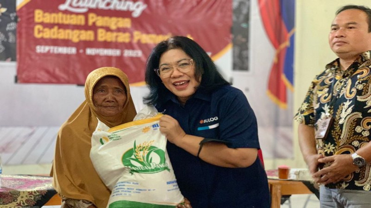 Dewan Pengawas Perum Bulog Dian Safitri saat menghadiri penyaluran program BPB tahap II di Kabupaten Sleman pada Kamis (14/9/2023) di Kalurahan Tlogohadi, Kapanewon (Kecamatan) Mlati. ANTARA/HO-Bulog Yogyakarta