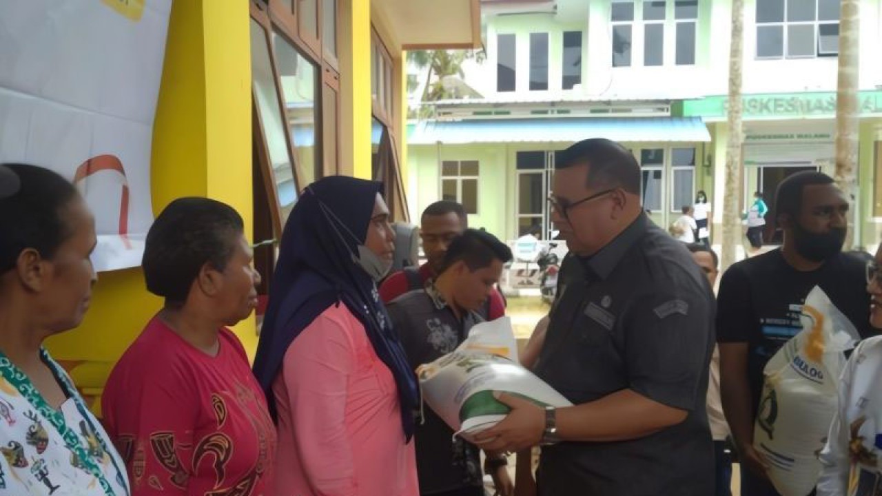 Penjabat Gubernur Papua Barat Daya Mohammad Musa'ad secara simbolis menyerahkan bantuan beras kepada perwakilan penerima manfaat di Distrik Sorong Utara, Kota Sorong, Jumat (22/9/2023). (ANTARA/Yuvensius Lasa Banafanu)