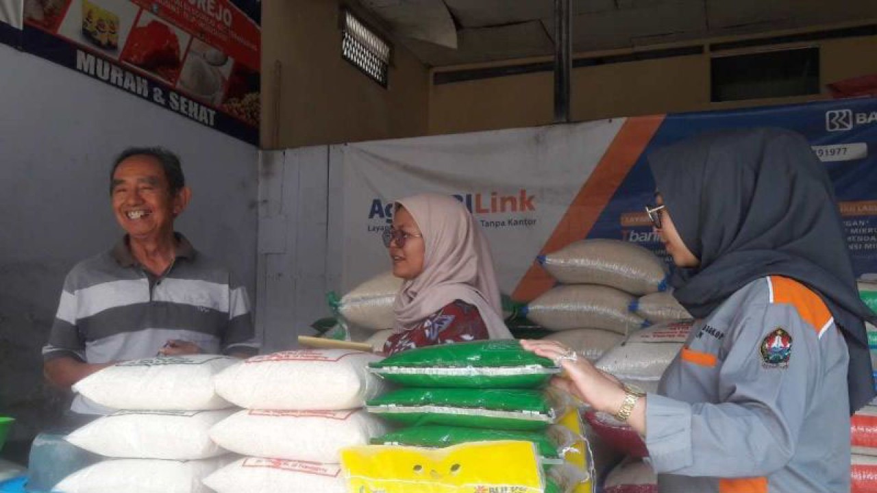 Petugas Dinpendag Kabupaten Temanggung survei harga dan persediaan beras di kios Pasar Kliwon Temanggung. ANTARA/Heru Suyitno