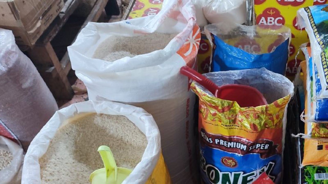 Harga beras eceran di Jayapura naik sekitar Rp1.000 per kilogram (ANTARA/Evarukdijati)