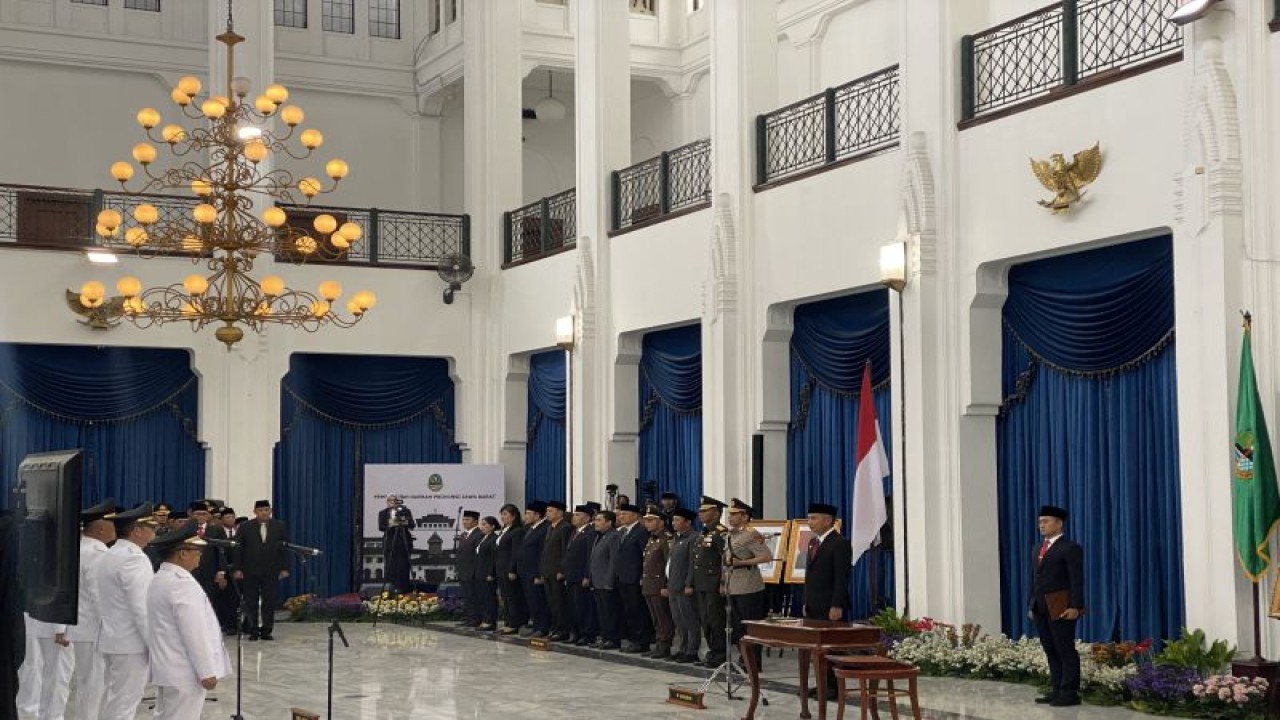 Penjabat (Pj.) Gubernur Jawa Barat Bey Machmudin saat melantik enam Pj. Walikota dan Pj. Bupati di Aula Barat, Gedung Sate, Bandung, Jabar (20/9/2023). ANTARA/Rubby Jovan