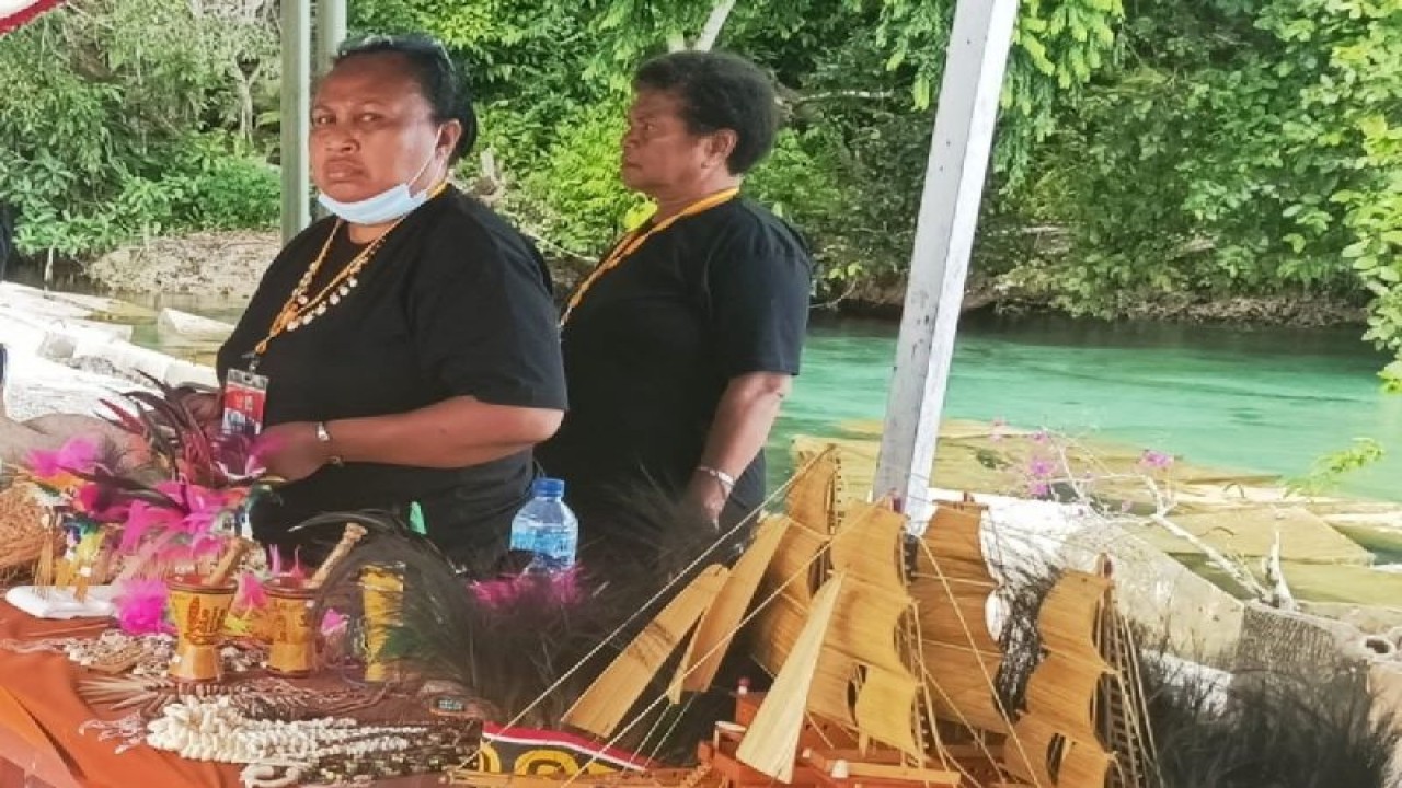 Pelaku usaha perempuan Papua saat menjual produk usaha rumah tangga untuk mendukung Sail Teluk Cenderawasih (STC) Biak 1-7 November 2023. ANTARA/Muhsidin