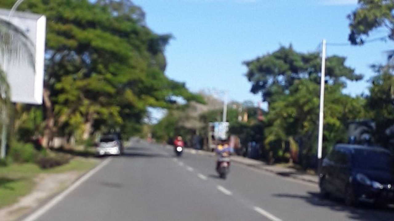 Aktivitas warga Biak Numfor, Papua tetap berlangsung meski cuaca kota Biak panas dari sinar matahari pada tiga hari belakangan ini. ANTARA/Muhsidin