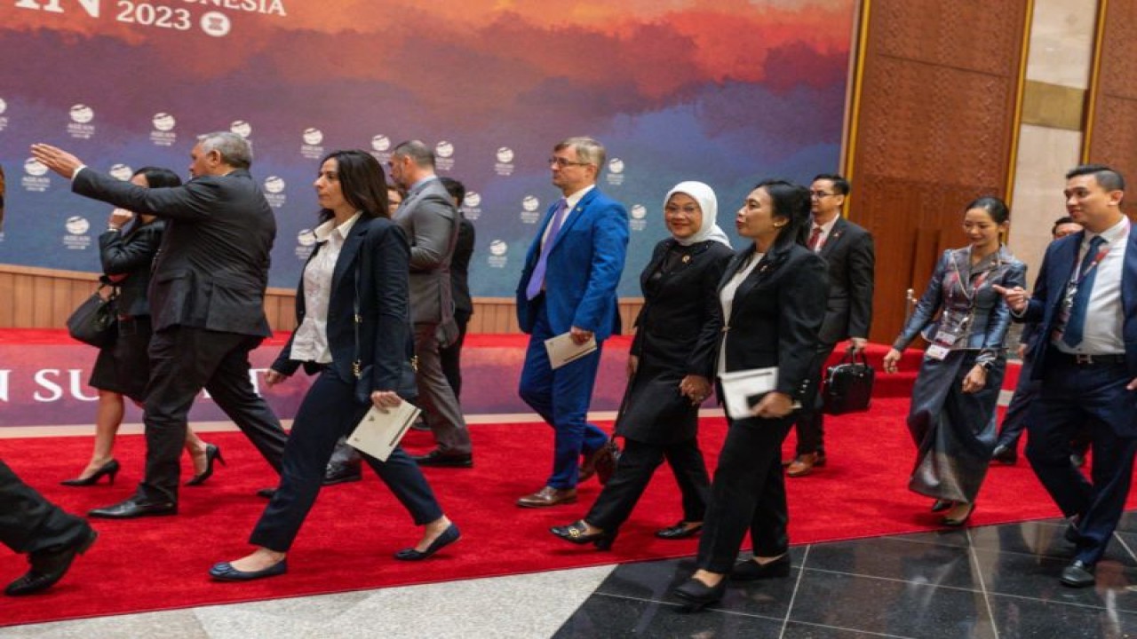 Menteri Pemberdayaan Perempuan dan Perlindungan Anak Bintang Puspayoga dan Menteri Ketenagakerjaan Ida Fauziyah sedang berjalan di sela-sela pelaksanaan KTT ke-43 ASEAN, Jakarta. (ANTARA/ HO-Kemen PPPA)