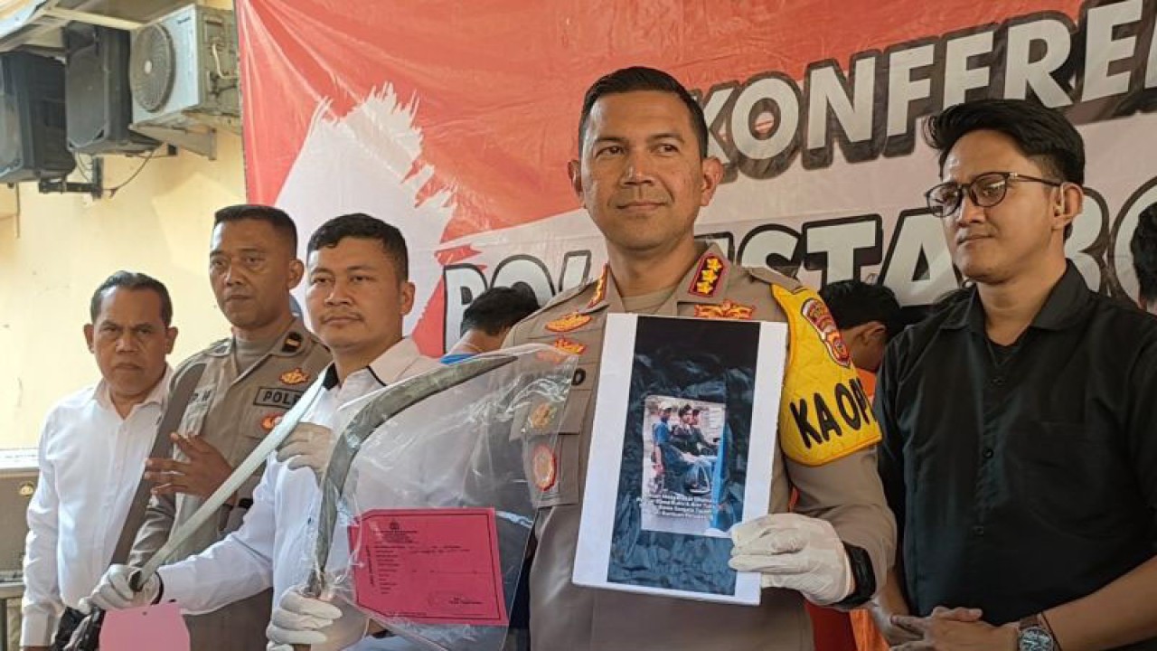 Kapolresta Bogor Kota, Polda Jawa Barat Kombes Pol Bismo Teguh Prakoso bersama jajaran Satreskrim saat ungkap kasus menggagalkan aksi tawuran di Mapolresta Bogor Kota, Selasa (5/9/2023). (ANTARA/Linna Susanti)