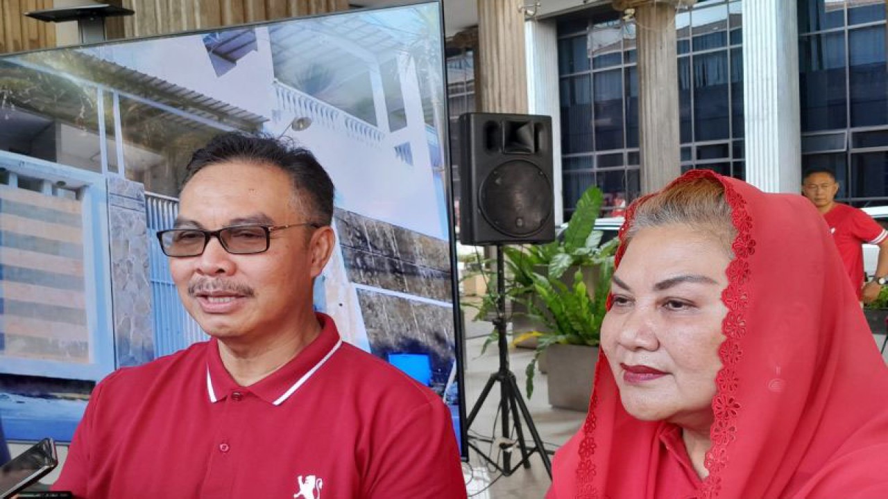 Kepala BKKBN Hasto Wardoyo (kiri) bersama Wali Kota Semarang Hevearita Gunaryanti Rahayu (kanan) saat ditemui di Balai Kota Semarang, Jawa Tengah, pada Selasa (19/9/2023) usai acara peluncuran gerakan "Cegah stunting bersama pengusaha Kota Semarang (Cempaka)". (ANTARA/Lintang Budiyanti Prameswari)