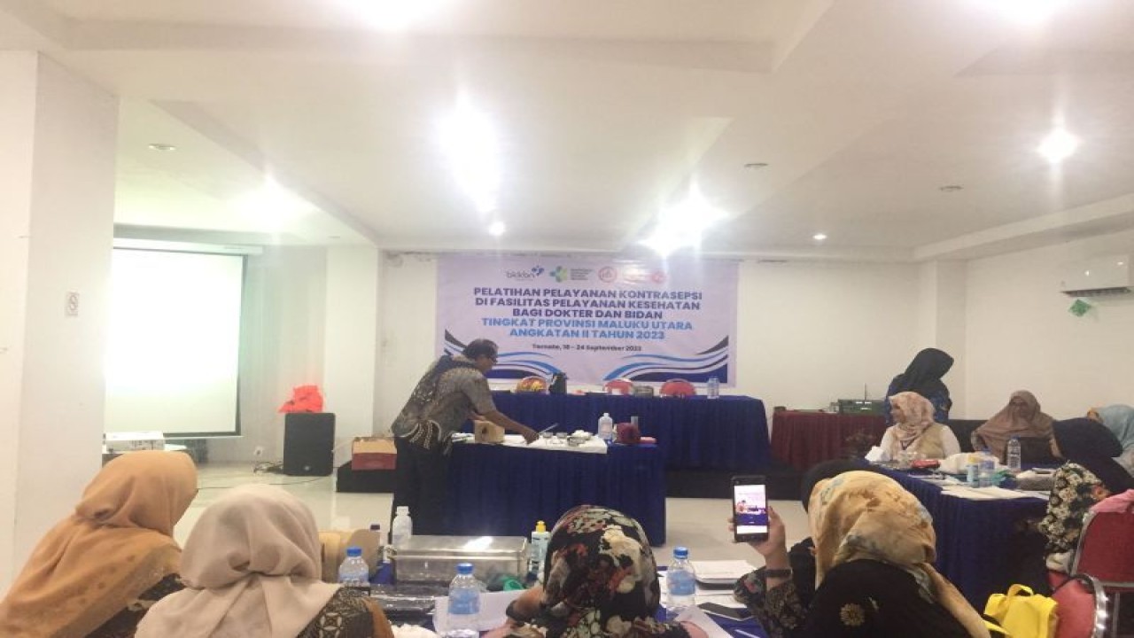 BKKBN Maluku Utara, menggelar pelatihan Pelayanan Kontrasepsi bagi bidan dari lima kabupaten/kota yang bertugas di pulau terpencil, Jumat (22/9/2023). ANTARA/Abdul Fatah (Abdul Fatah)