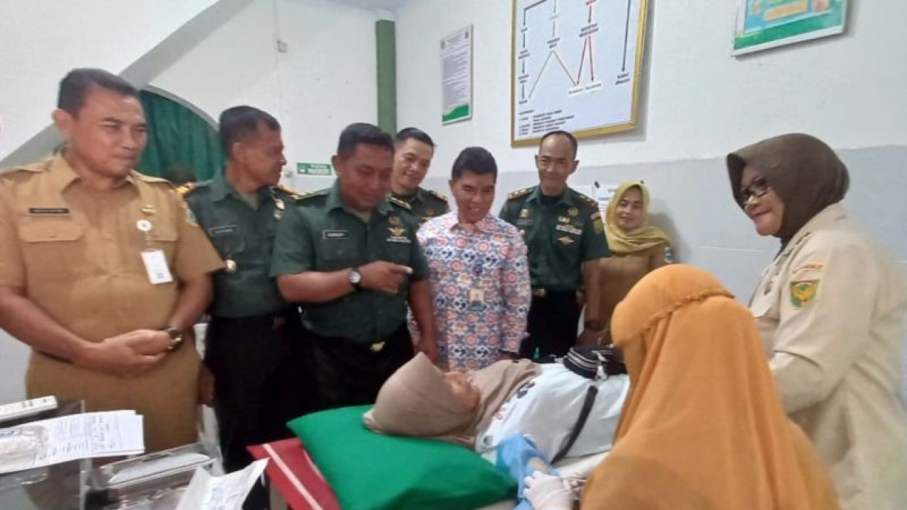 BKKBN Babel bersama Korem 045/Garuda Jaya menggelar pelayanan KB dalam peringatan Hari Kontrasepsi se-Dunia sekaligus mendukung program pelayanan KB Nusantara. (ANTARA/ Elza Elvia)