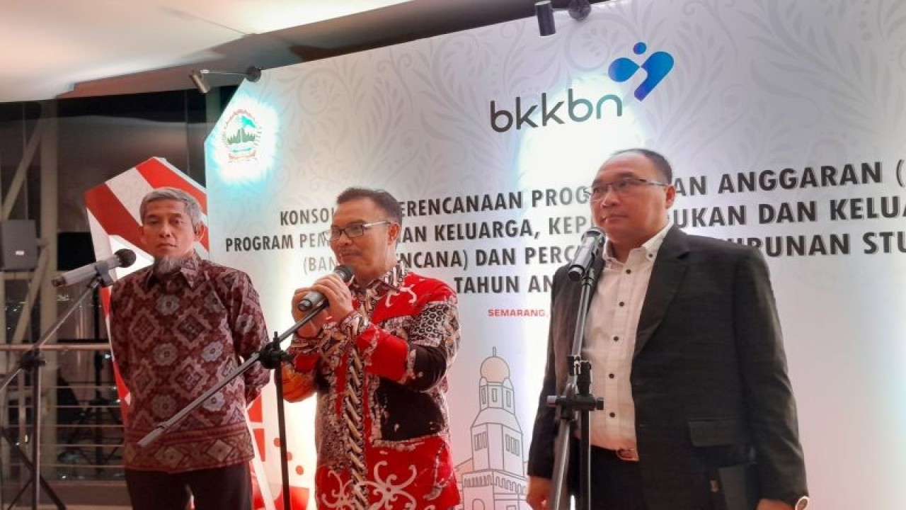 Kepala BKKBN Hasto Wardoyo (tengah) bersama Sekretaris Daerah Provinsi Jawa Tengah Sumarno (kiri) dan Kepala Dinas Kesehatan Kota Semarang Dr. dr. Mochamad Abdul Hakam (kanan) saat memberikan keterangan kepada awak media di Kota Semarang, Jawa Tengah, pada Senin malam (18/9/2023). (ANTARA/Lintang Budiyanti Prameswari)