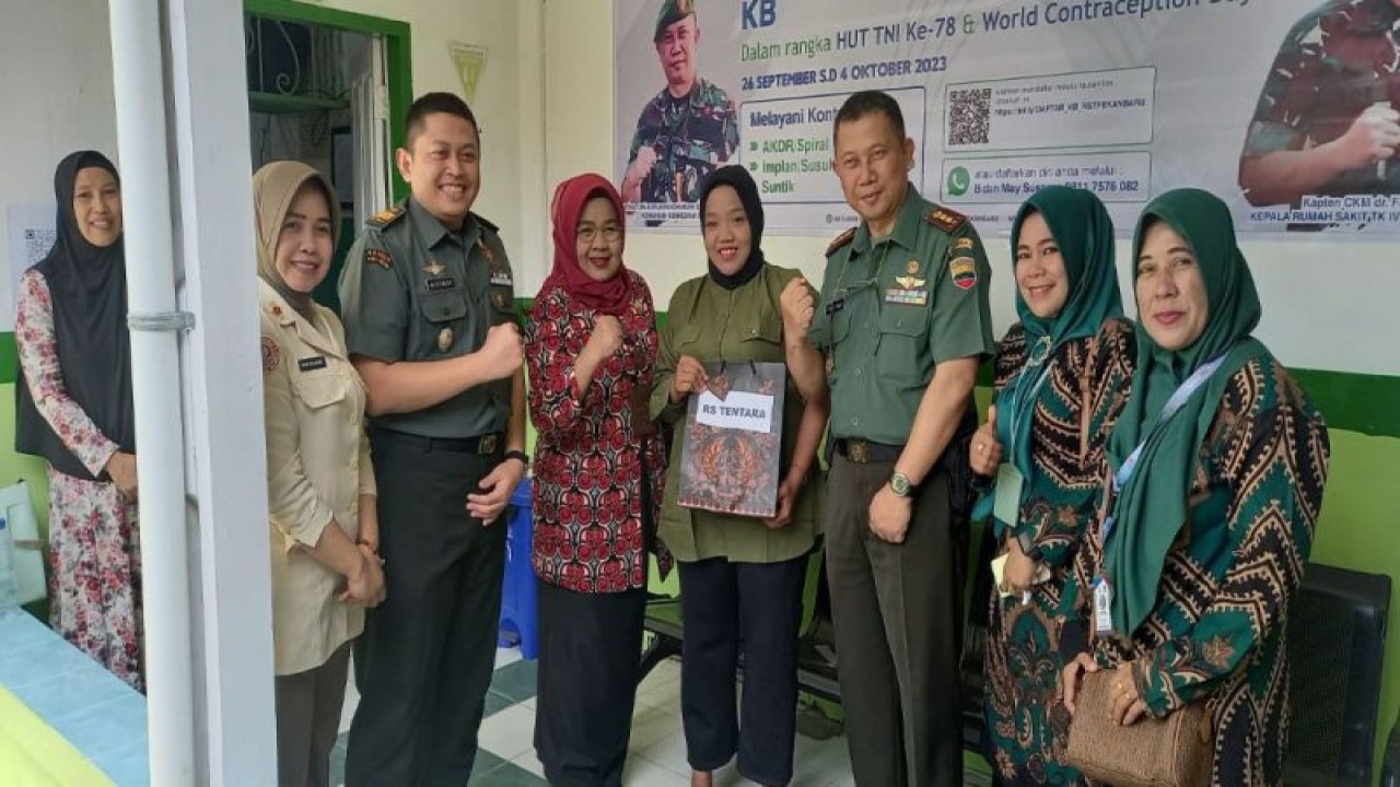 Komandan Denkessyah 01.04.03 Letnan Kolonel CKM M.Prijatna Komaruddin SKM, MM, FRSPH, Kapten CKM dr. Finot,Sp.PA Kepala Rumah Sakit  Tentara Tk.IV 01.07.04 Pekanbaru dan Kepala BKKBN Perwakilan Provinsi Riau Mardalena Wati Yulia gelar pemasangan alkon gratis menyambut peringatan  Hari Kontrasepsi Sedunia tahun 2023, di RS Tentara Pekanbaru, JL Kesehatan N0.2 Senapelan Pekanbaru, Selasa(26/9/2023). ANTARA/Frislidia