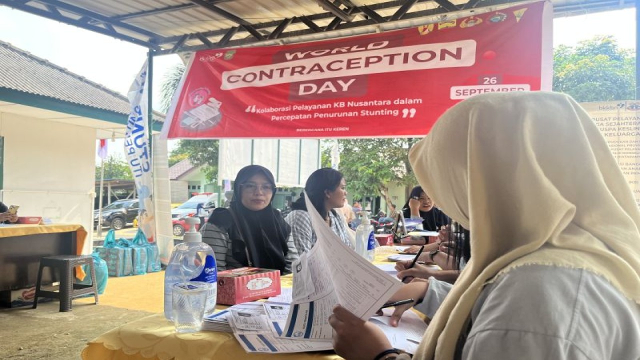 Sejumlah warga saat melakukan pendaftaran untuk dapat menggunakan alat kontrasepsi dalam rangka Hari Kontrasepsi Sedunia, yang dilaksanakan oleh BKKBN Kepri di Batam (ANTARA/Jessica)
