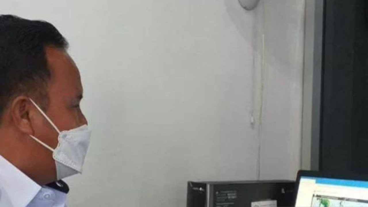 Kepala Teknisi Stasiun Metereologi Kelas III Tanjungpandan, Ridwanto (ANATAR/Kasmono-Apriliansyah)
