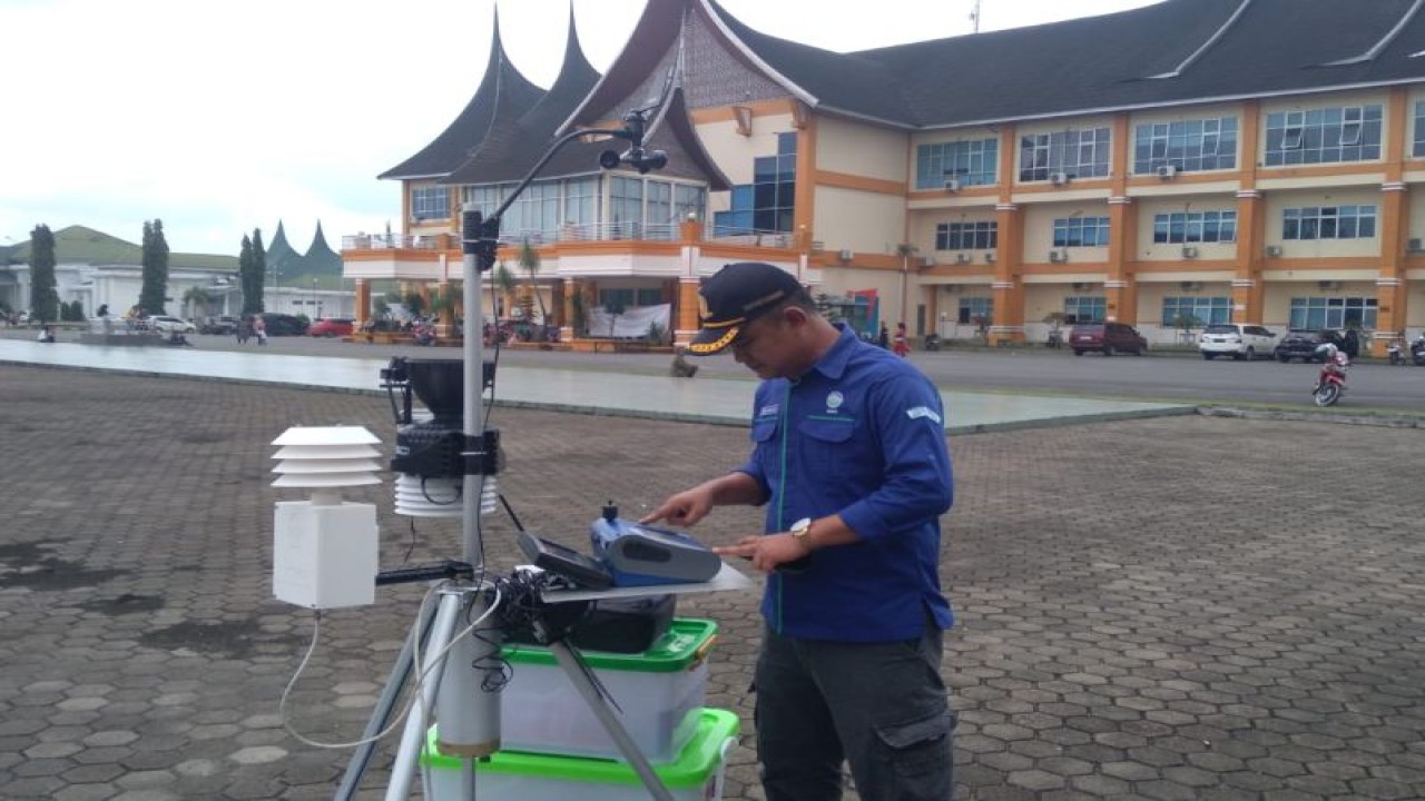 Tim BMKG Pemantau Atmosfer Gobal Bukit Koto Tabang Kabupaten Agam melakukan uji kualitas udara di Simpang Empat Kabupaten Pasaman Barat. Hasil uji sementara hasilnya kualitas udara di daerah itu dalam kondisi baik, Senin (18/9/2023). ANTARA/Altas Maulana