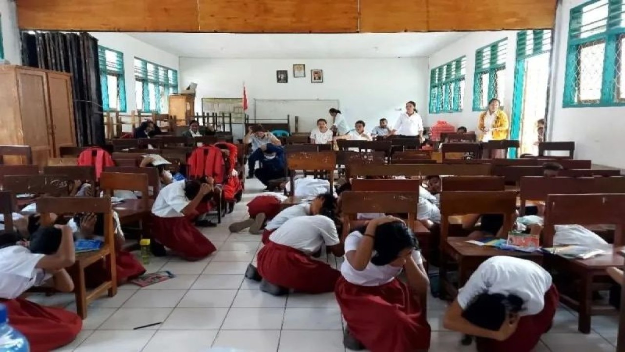 Arsip - Pelajar SDK Maumere 1 mengikuti simulasi bencana gempa bumi dari BMKG saat pelajaran berlangsung di Maumere, Sikka, NTT, Rabu (27/7/2022). (ANTARA/HO-BMKG Stasiun Geofisika Kupang)