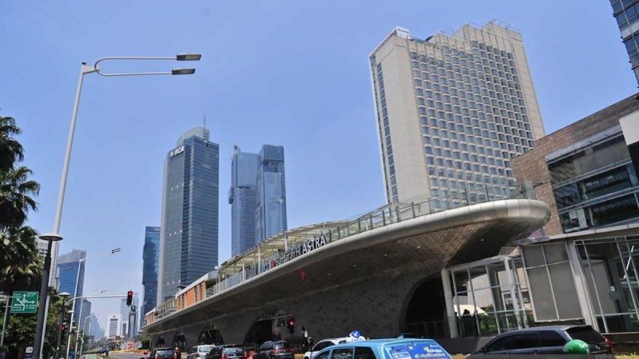 Kendaraan melintas kawasan Bundaran HI dengan latar belakang cuaca cerah langit yang biru di Jakarta, Selasa (12/9/2023). ANTARA FOTO/Akbar Nugroho Gumay/rwa/aa. (ANTARA FOTO/AKBAR NUGROHO GUMAY