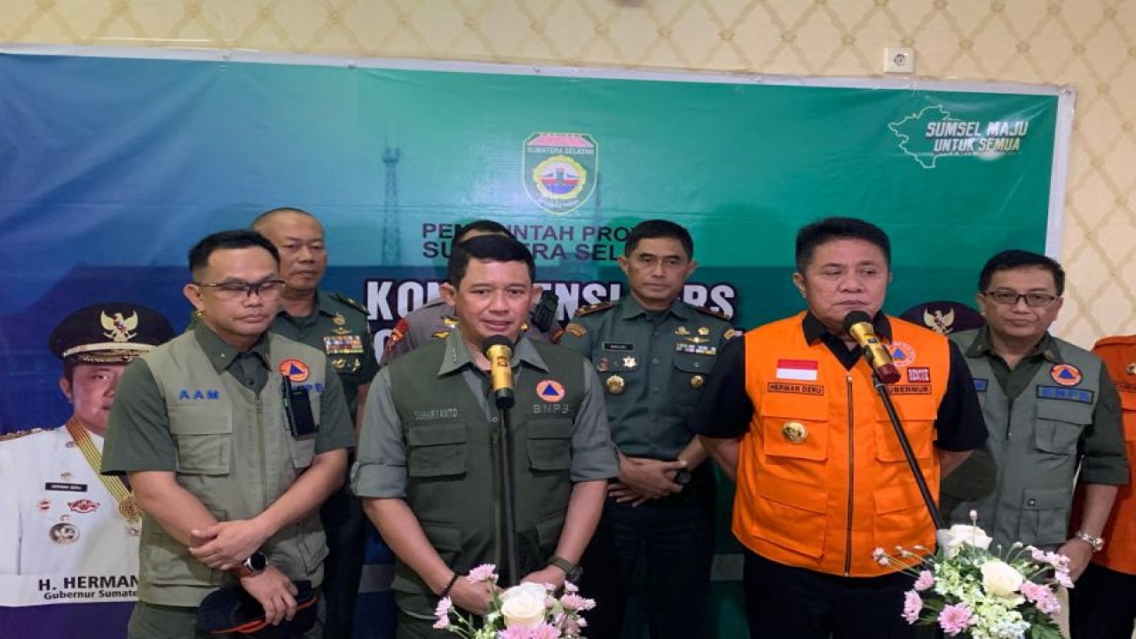 Kepala Badan Nasional Penanggulangan Bencana (BNPB) RI Letjen TNI Suharyanto (dua dari kiri) saat diwawancarai di Palembang, Selasa (12/9/2023). (ANTARA/Ahmad Rafli Baiduri)