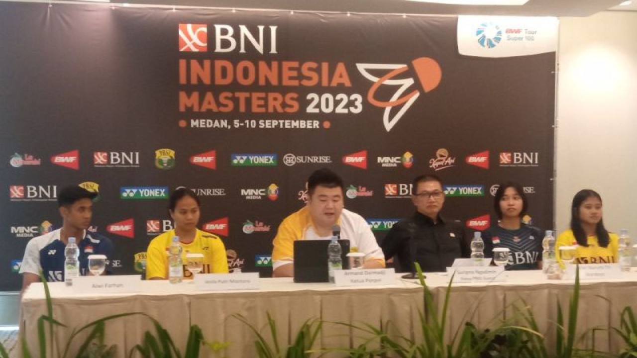 Ketua Panitia Pelaksana BNI Indonesia Masters 2023 Armand Darmadji (tiga dari kiri) saat memaparkan persiapan kejuaraan bulu tangkis internasional BNI Indonesia Master 2023 di Medan, Senin. (ANTARA/Juraidi)