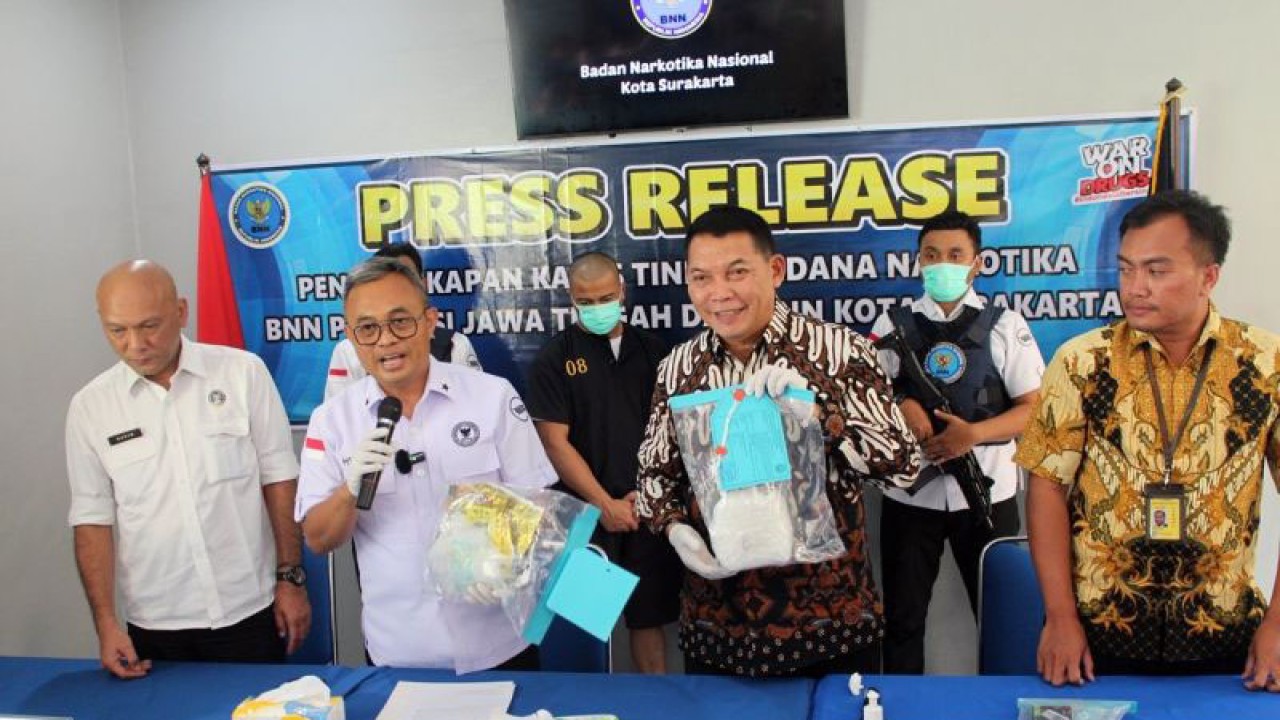 Kepala BBNP Jawa Tengah, Heru Pranoto (dua dari kiri) bersama Wakil Wali Kota Surakarat Teguh Prakosa(dua dari kanan ) saat memberikan keterangan konferensi Pers di Kanto BNN Surakarta, Jumat (8/9/2023). ANTARA/Bambang Dwi Marwoto.