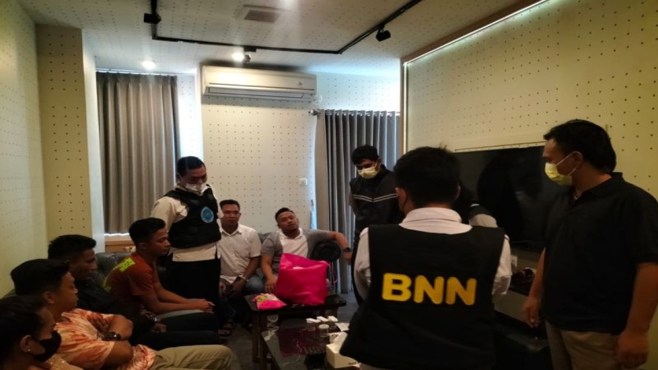 Tim BNNK Surabaya saat menggerebek pesta narkoba di sebuah hotel. ANTARA/HO-BNNK Surabaya