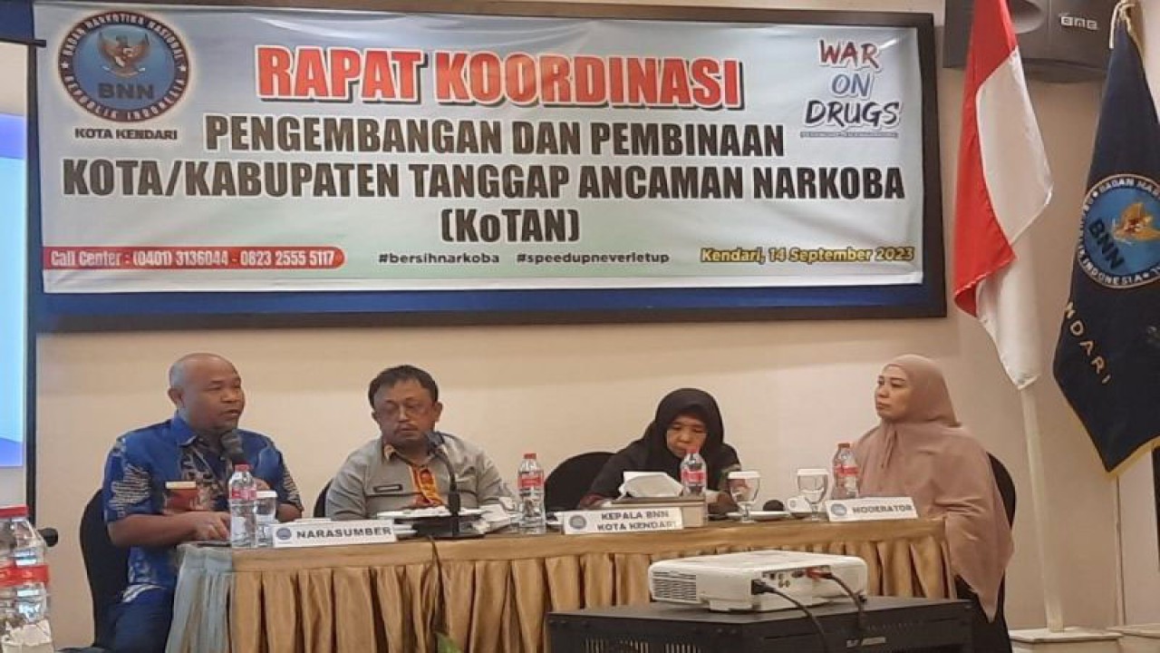 Rapat Koordinasi yang diselenggarakan BNN Kota Kendari terkait sosialisasi Perda No.2/2023 tentang Pencegahan dan penanggulangan terhadap peredaran gelap Narkotika di salah satu hotel di Kendari. Nara sumber dari kiri ke kanan Mastri Susilo (Ketua Perwakilan Ombudsman), Kurniawan Ilyas (kabag Hukum) Kendari dan Kepala BNN Kota Kendari, Muniaty M. (Foto Antara/Azis senong)