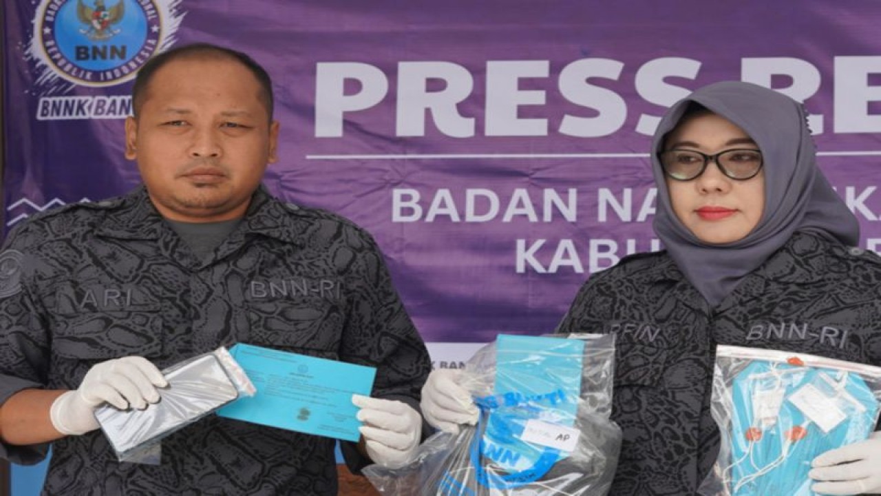 Kepala BNN Kabupaten Bantul Arfin Munajah didampingi pejabat setempat menunjukkan barang bukti sabu yang diungkap lembaga pemerintah tersebut dalam konferensi pers pada Jumat (15/9/2023) (ANTARA/HO-Kominfo Pemkab Bantul)