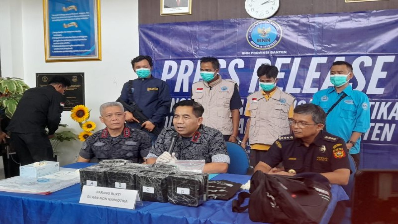 Kepala BNN Provinsi Banten, Rohmad Nursaid (tengah) ungkap kasus gudang narkoba di kota Tangerang, di kantor BNN Banten, Kota Serang, Banten, Kamis (7/9/2023) (ANTARA/Desi Purnama Sari)
