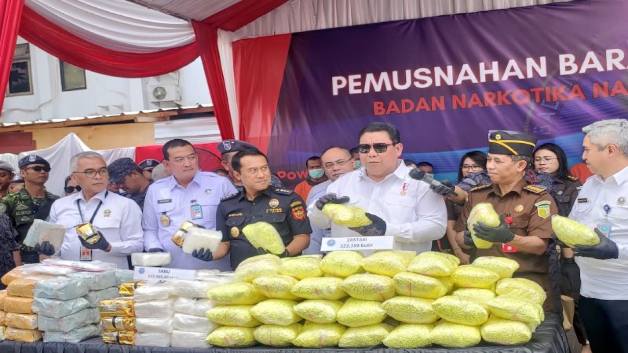 Kepala BNN RI Komjen Pol Petrus Reinhard Golose (ketiga kanan) memegang barang bukti narkotika dalam acara pemusnahan barang bukti Narkotika di lapangan BNN RI, Jakarta, Senin (11/09/2023). ANTARA/Hendri Sukma Indrawan