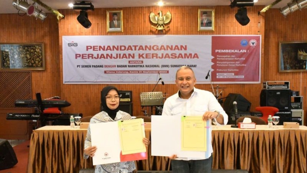 Plt Kepala BNNP Sumatera Barat Fortuna Maisari (kiri) usai penandatanganan kerja sama pengentasan narkoba. (ANTARA/HO-Humas Semen Padang).
