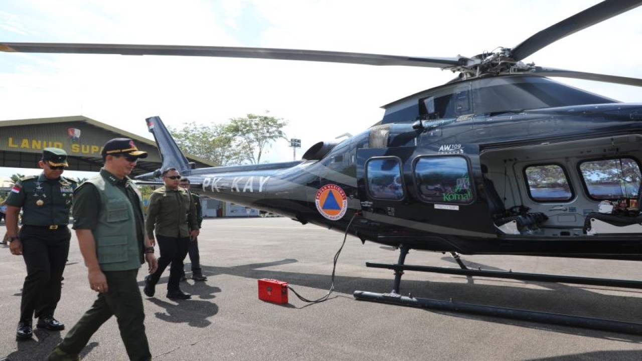 Kepala BNPB Letjen TNI Suharyanto, S.Sos., M.M (rompi hijau dan topi hitam) menuju helikopter dengan kode PK-KAY untuk melakukan patroli udara guna melihat kondisi penanganan kebakaran hutan dan lahan di wilayah Kalimantan Barat, Rabu (20/9/2023). (Antara/HO-BNPB)