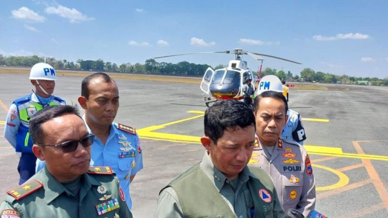 Kepala Badan Nasional Penanggulangan Bencana (BNPB) Letnan Jenderal TNI Suharyanto saat memberikan penjelasan di Bandara Internasional Syamsudin Noor di Banjarbaru usai memantau dari udara karhutla di Kalsel, Kamis (21/9/2023). (ANTARA/Firman)