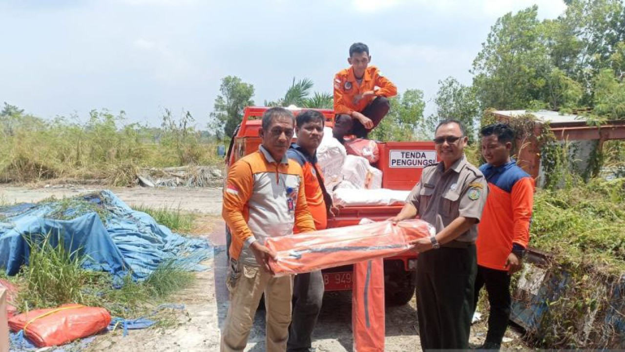 BPBD OKU menerima bantuan peralatan penanganan karhutla dari BNPB, Jumat. (ANTARA/Edo Purmana/23)
