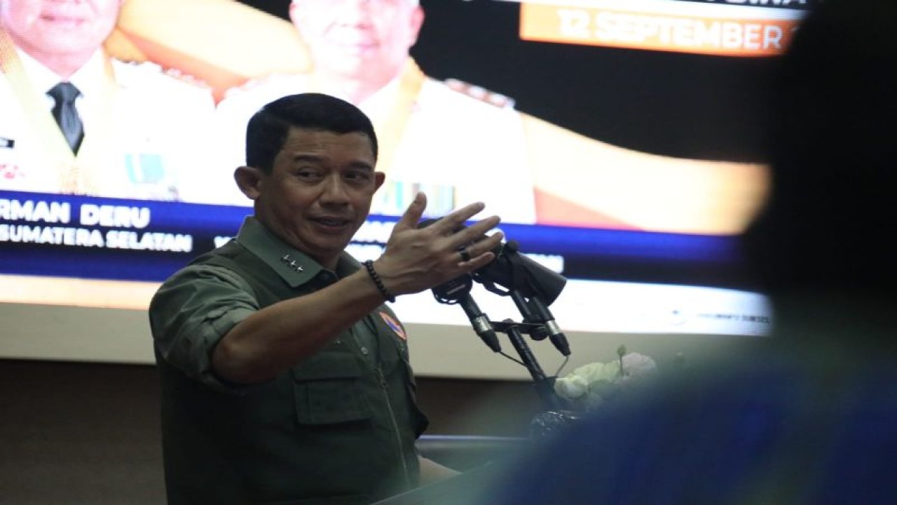 Kepala BNPB Letjen TNI Suharyanto (kemeja dan rompi hijau) saat memberikan arahan pada Rapat Koordinasi Penanganan Kebakaran Hutan dan Lahan di Kantor Gubernur Sumatera Selatan, Palembang, Sumatera Selatan, Selasa (12/9/2023). (FOTO ANTARA/HO-BNPB)
