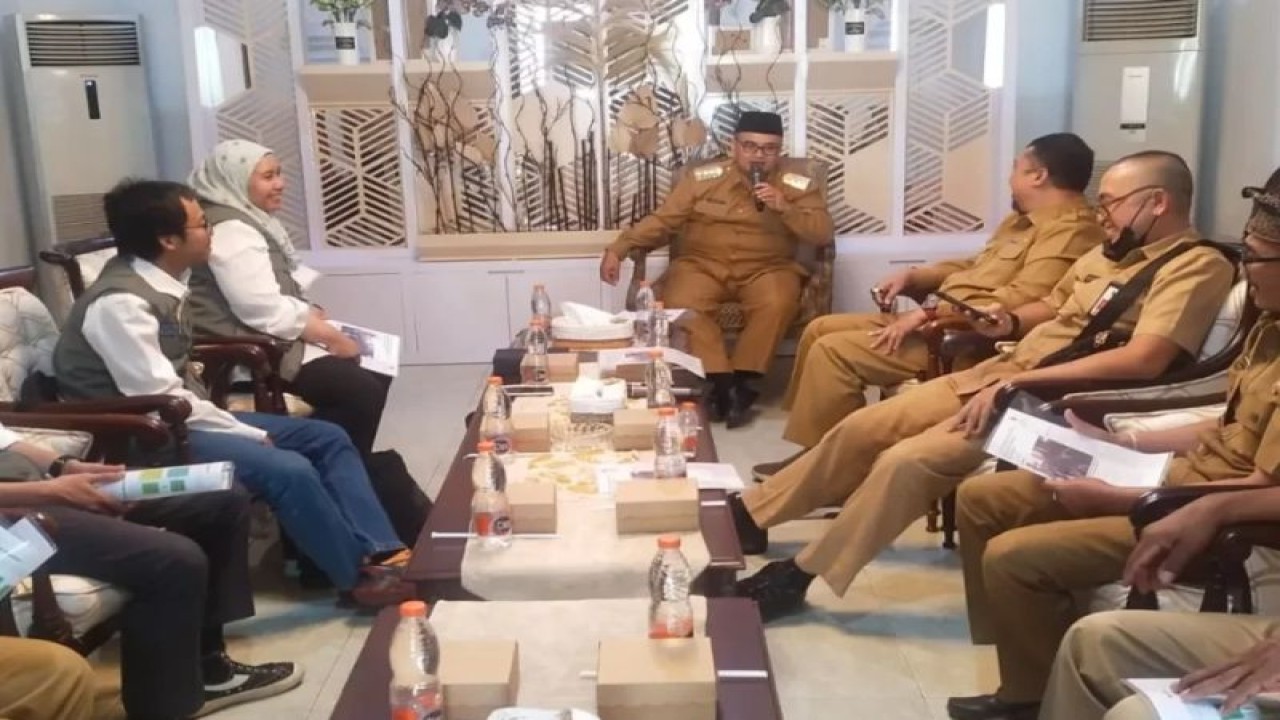 Bupati Probolinggo Timbul Prihanjoko menyambut perwakilan BNPB dalam sosialisasi penguatan respon masyarakat tentang peringatan dini erupsi Gunung Bromo yang digelar di Guest House Kraksaan Probolinggo, Selasa (19/9/2023). (ANTARA/HO-Diskominfo Kabupaten Probolinggo)
