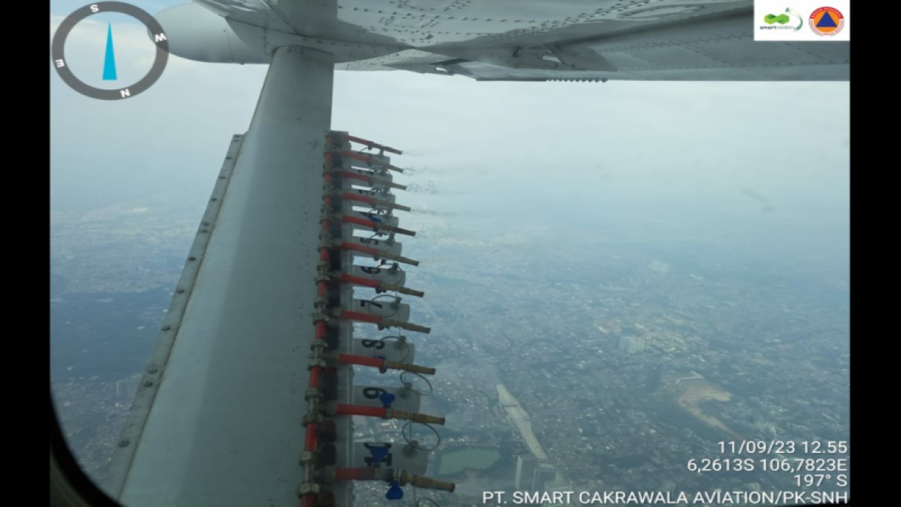 Upaya teknologi modifikasi cuaca dengan melakukan water mist spraying menggunakan Pesawat Cesna di langit Jabodetabek, Selasa (12/9/2023). (ANTARA/HO-BNPB)